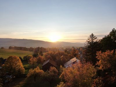 Zahrada domu a louky za ní