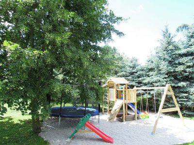 Dětské hřiště s prolézačkou, houpačkami a trampolínou